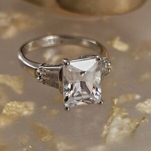 Elegant Silver Ring with Clear Gemstone